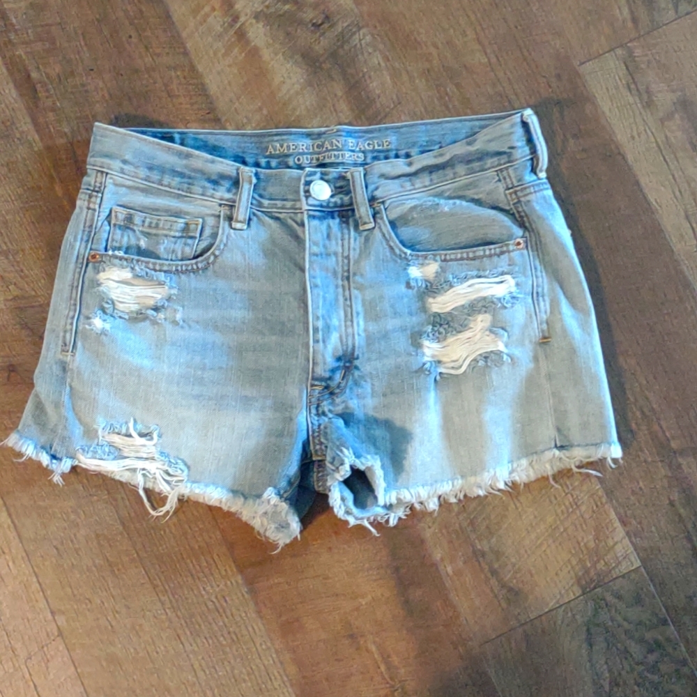 American Eagle 🦅 distressed shorts 🩳😍